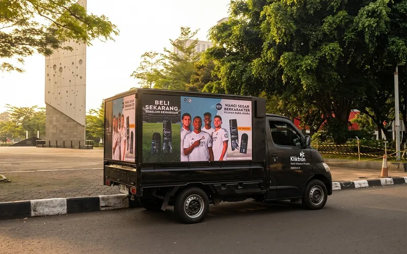 A Mōbitron LED truck carrying a brand campaign