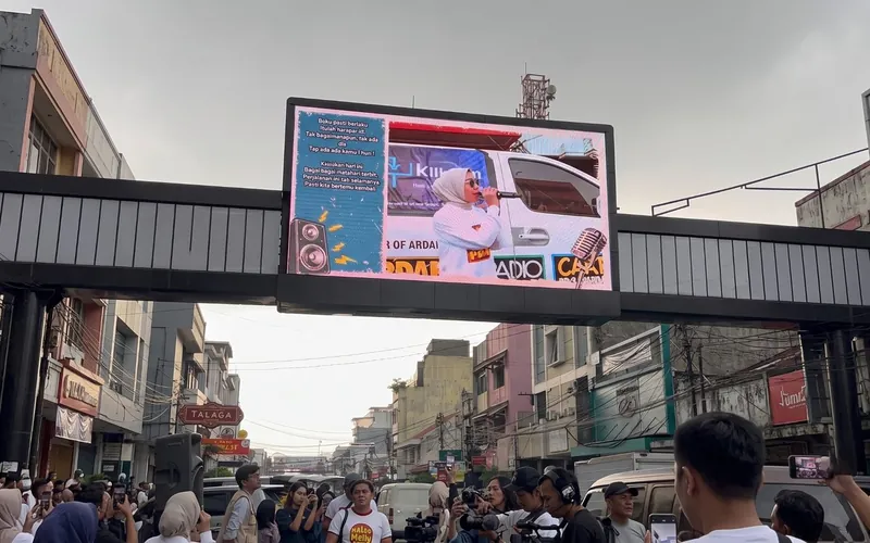 A Kliktron videotron over a busy street in Bandung